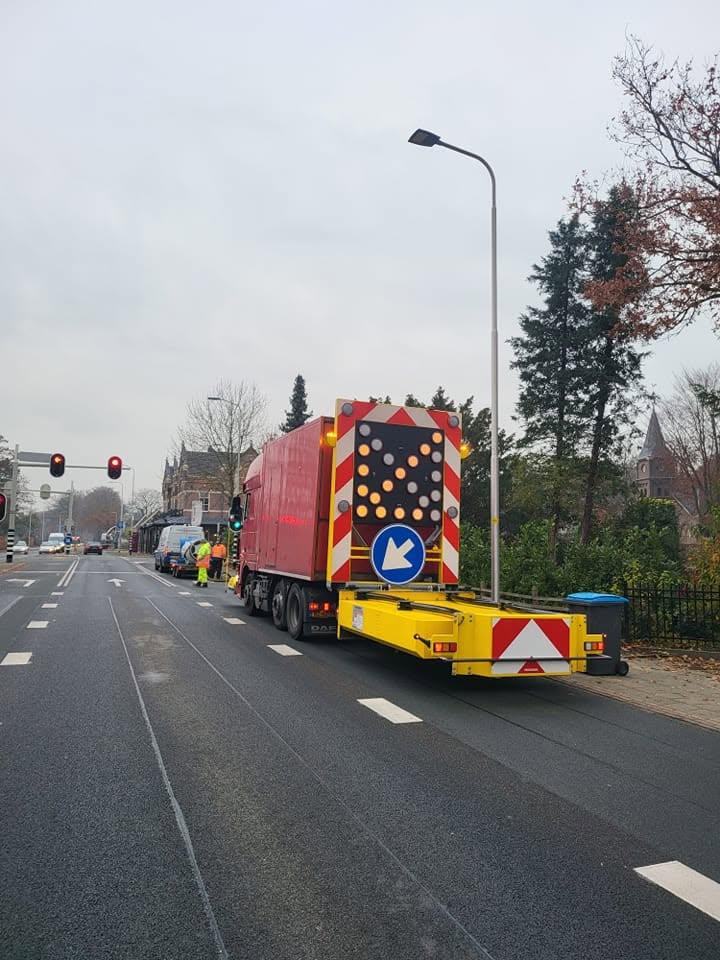 Actiewagen met LED-pijl tijdens een rijstrookafzetting