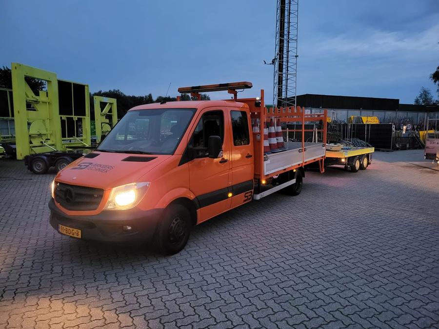 Oranje Sprinter van SB Verkeerstechniek geladen met verkeerspionnen